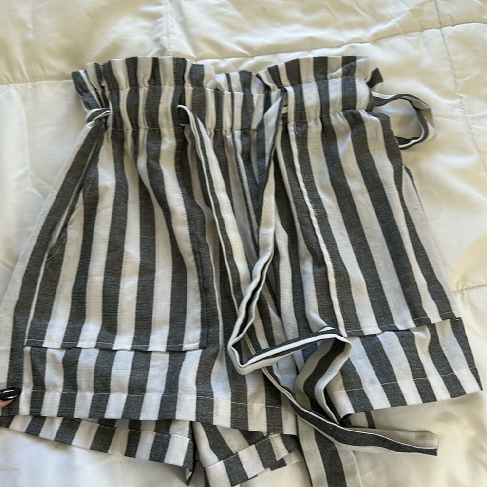 Line stripes short with pockets